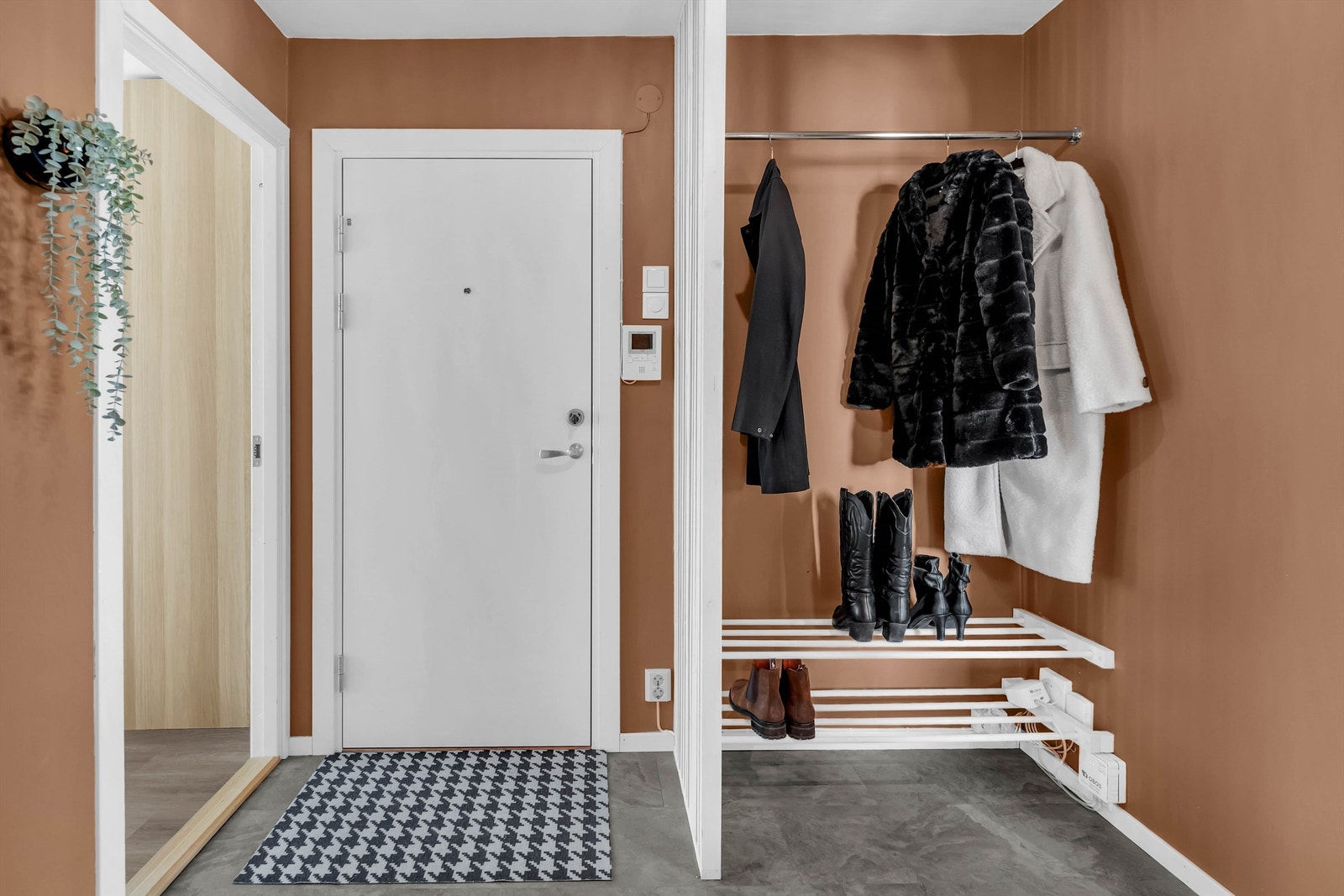Innbydende og romslig entré med varme i gulv og som har godt med plass til å henge fra seg yttertøy og sko. Galleribilde