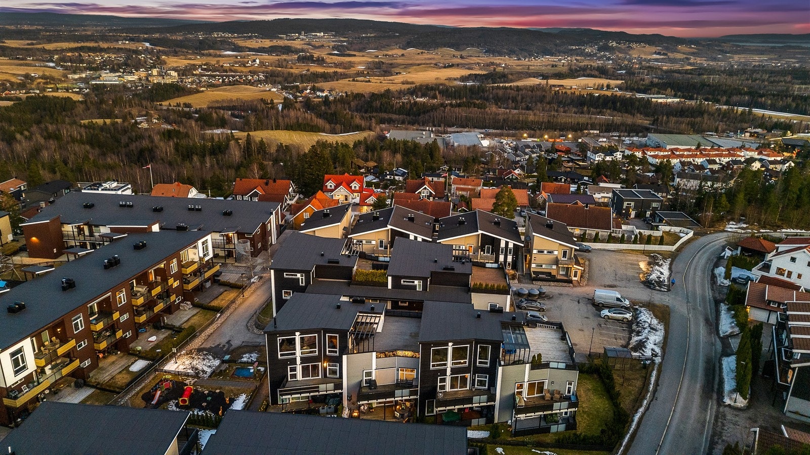 Sameiet har pent opparbeidede fellesarealer og gjesteparkering Galleribilde