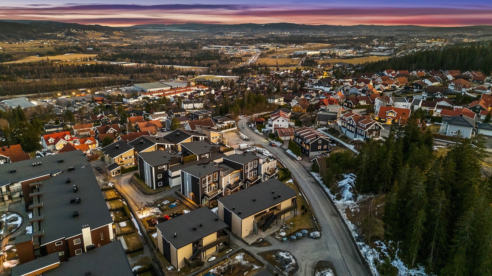 Eiendommen er seksjonert, og leiligheten er tilknyttet Vardefjellet Boligsameie som består av 136 seksjoner Galleribilde