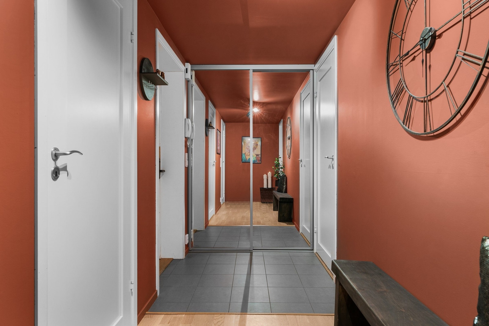 Velkommen inn i entré med god plass for oppbevaring i skyvedørsgarderobe med speilfronter Galleribilde