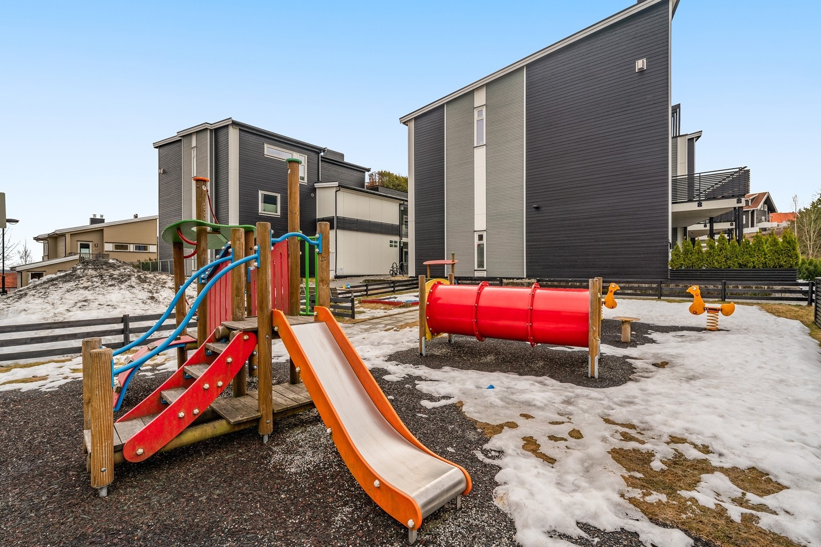 For de med småbarn er det flott lekeplass like utenfor Galleribilde