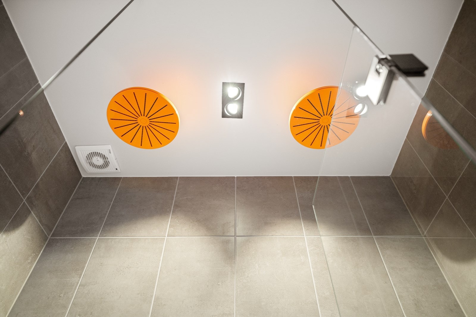 Det er også integrert Sonos høytaler i taket på badet Galleribilde