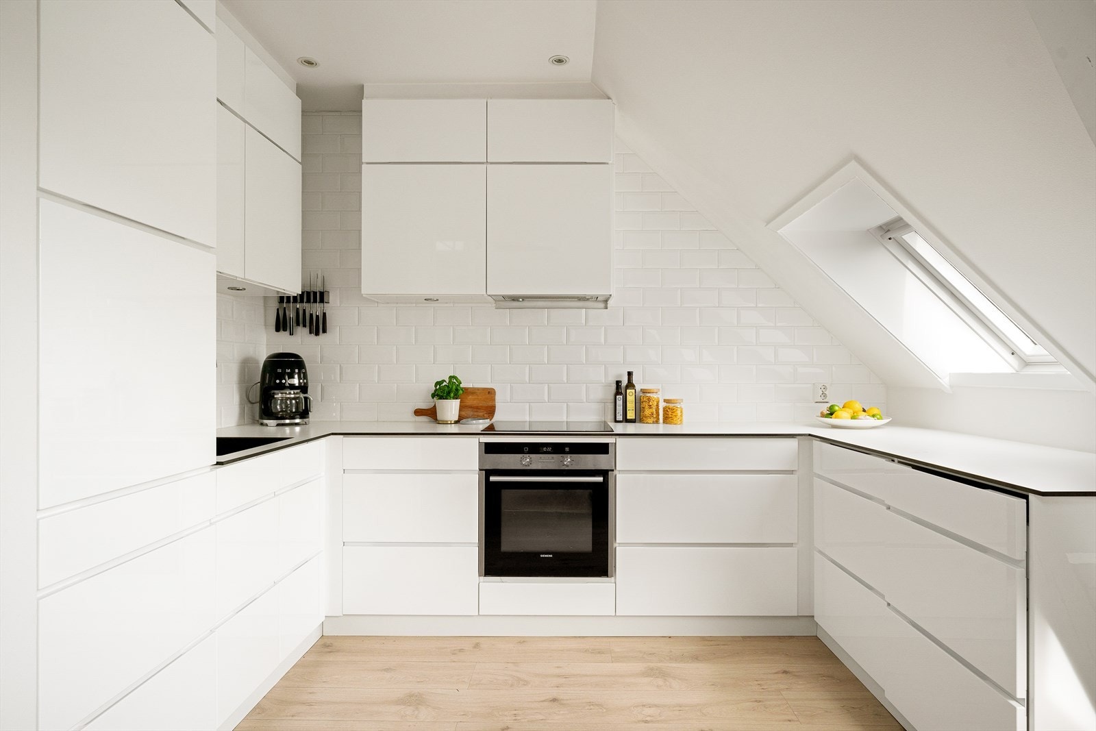 Kjøkken fra 2014 med integrerte hvitevarer Galleribilde