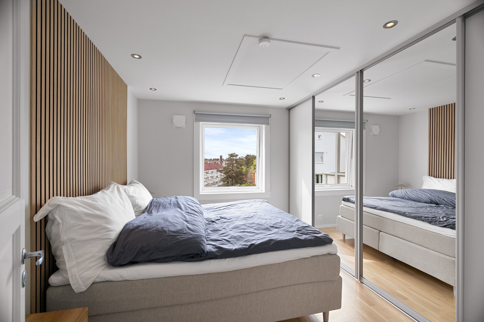Soverom med god plass til stor dobbeltseng. Galleribilde