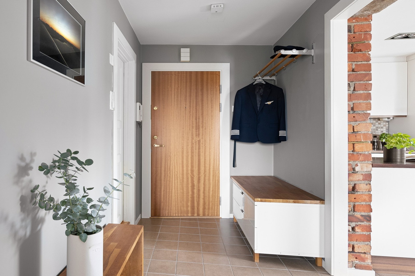 Entrè med god plass til å henge fra seg yttertøy og sette fra seg sko. Galleribilde