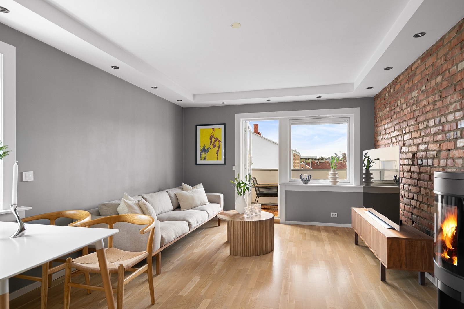 Stuen har plass til både sofa og spisebord. Galleribilde