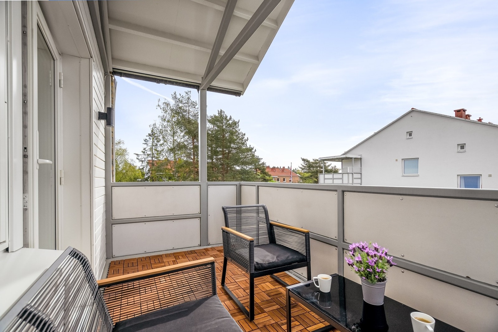 Balkongen vender mot sør og har gode solforhold hele dagen. Galleribilde