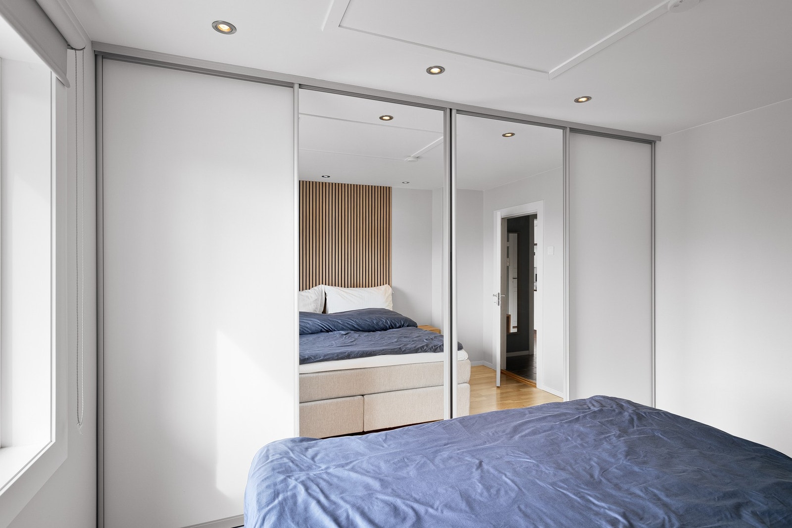 Tilpasset og romslig skyvedørsgarderobe. Galleribilde