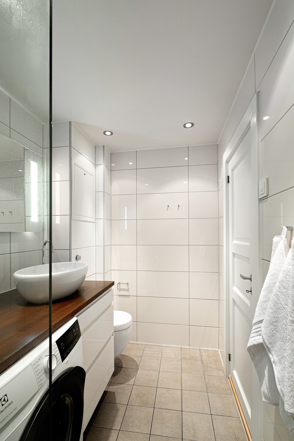 Pent flislagt bad med varmekabler. Badet er utvidet fra original størrelse og fremstår som romslig med eksempelvis en stor dusjsone. Galleribilde