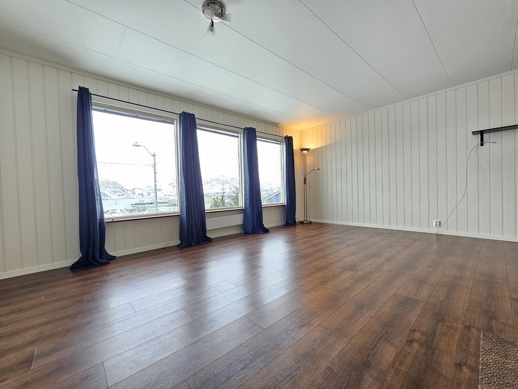 Stua er stor og romslig Galleribilde