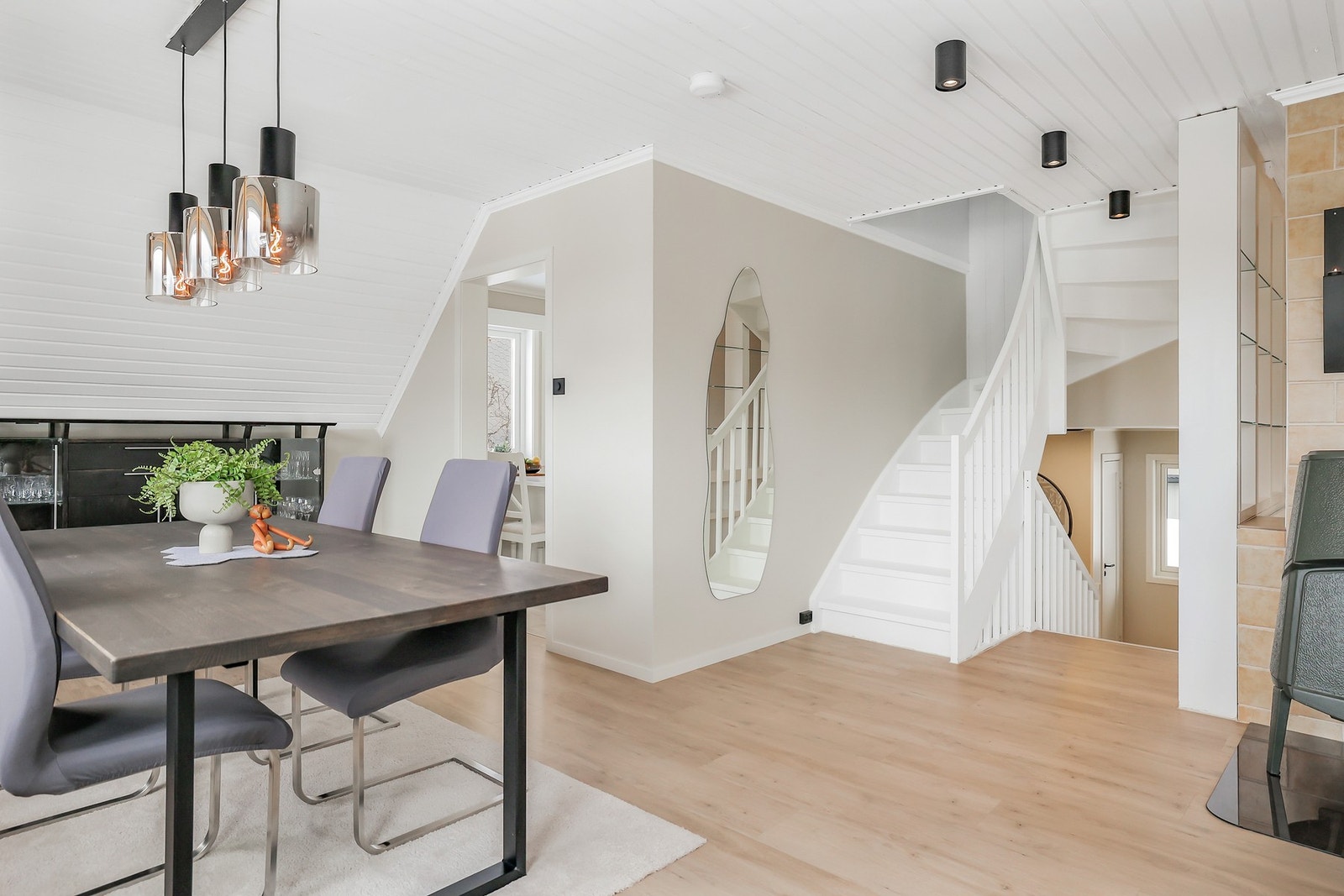 Stuen er lys og har i tillegg flere downlights. Galleribilde