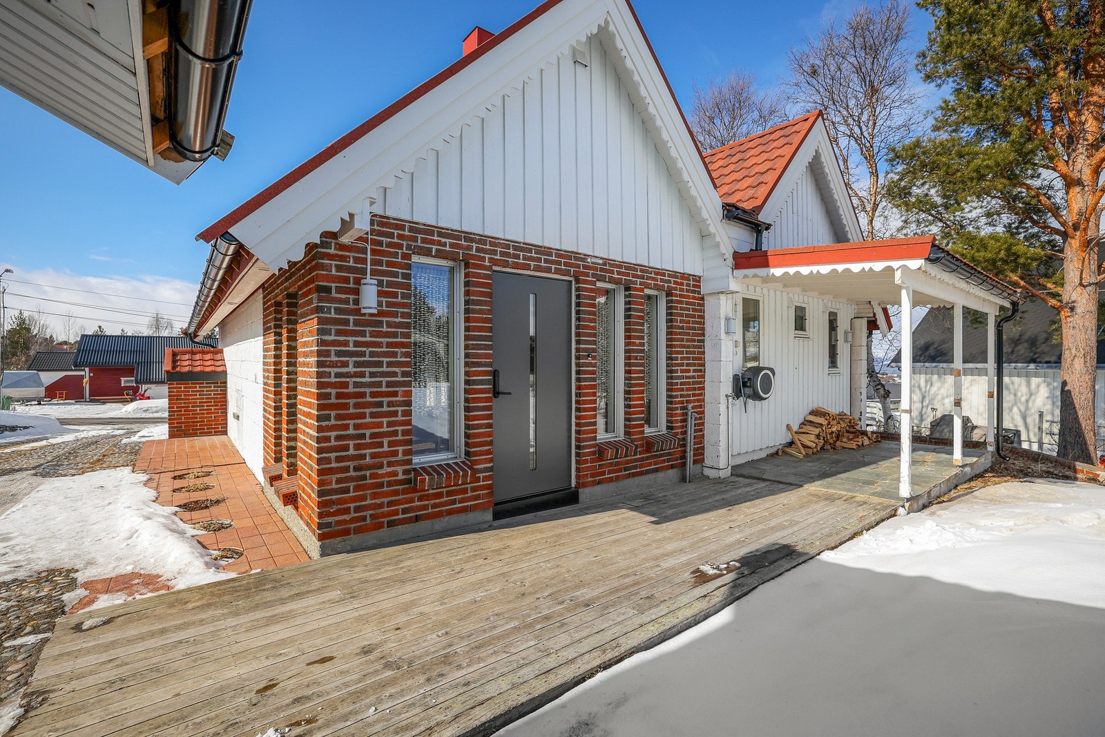 Boligen har et flott inngangsparti Galleribilde