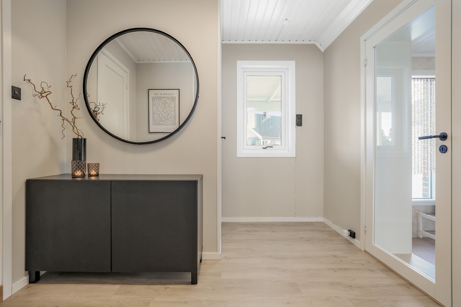 Lys og innbydende gang med plass til kommode. Galleribilde