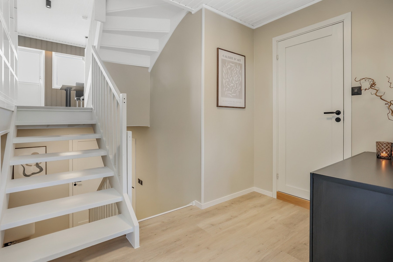 Fra gangen er det en trapp opp til stuen. Galleribilde