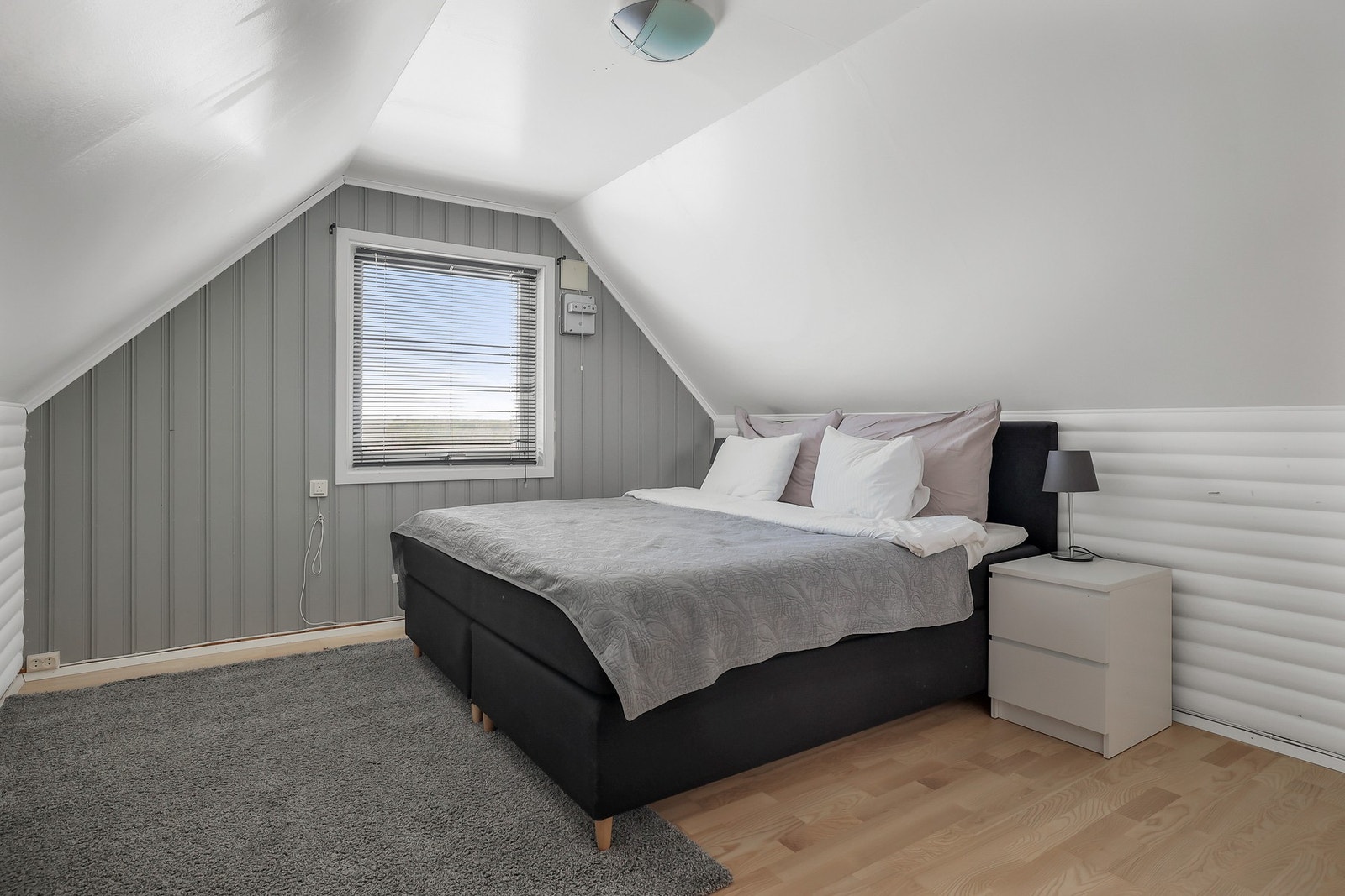 Rom på loftet som i dag brukes til soverom. Galleribilde