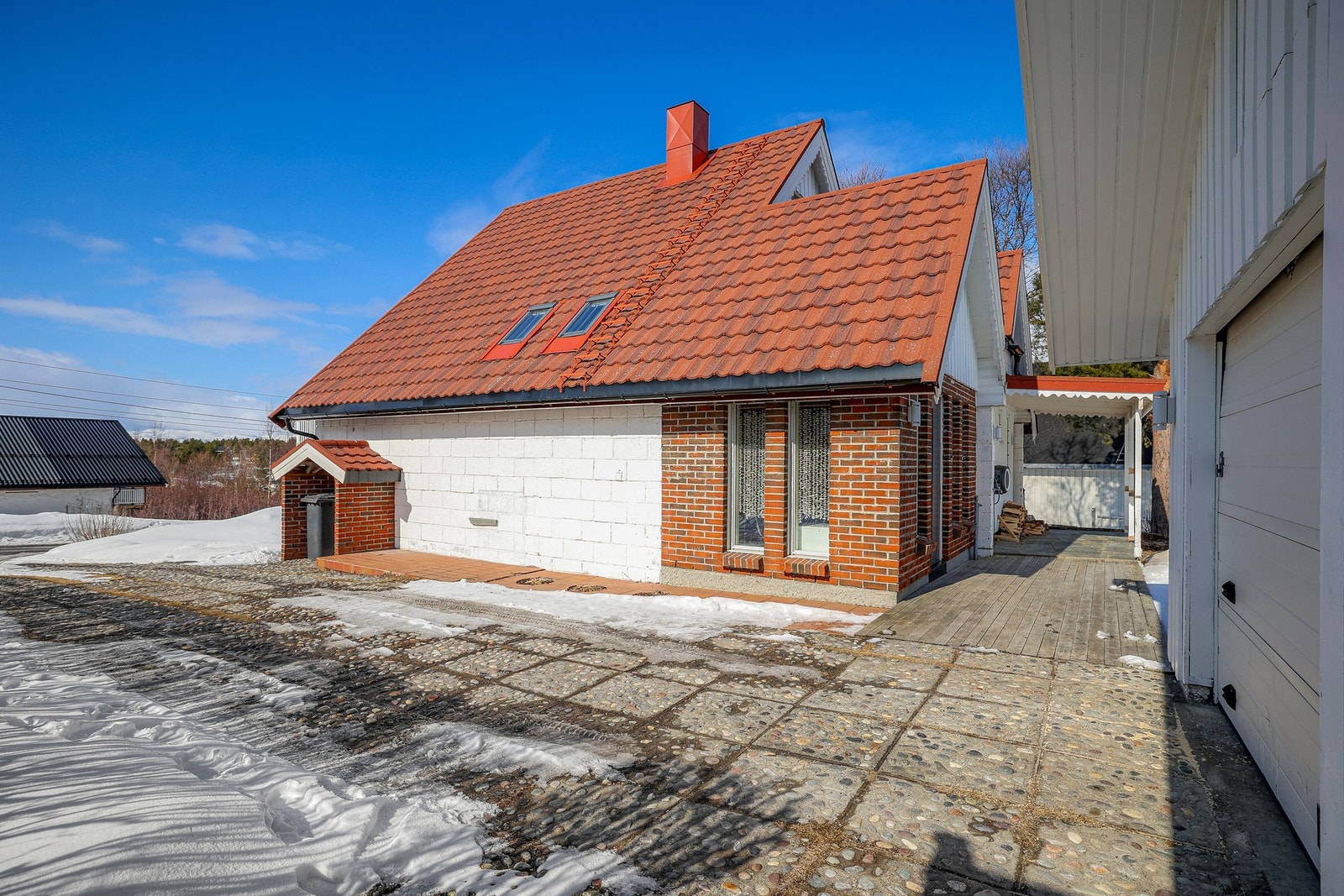 Boligen garasje og i tillegg gode muligheter for parkering på egen tomt. Galleribilde