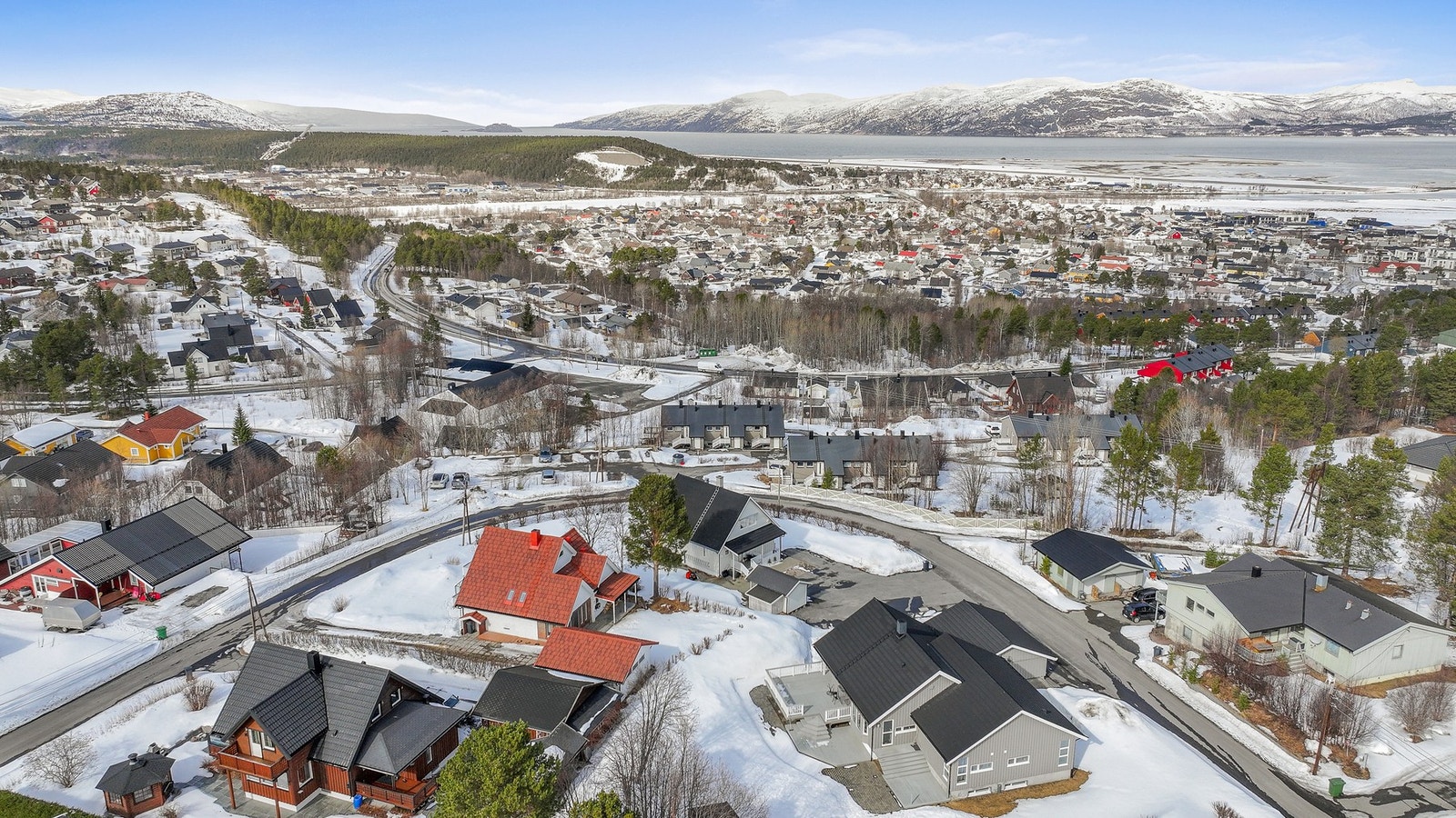 Det er enkel adkomst til sentrum med bil eller kollektivtransport. Galleribilde