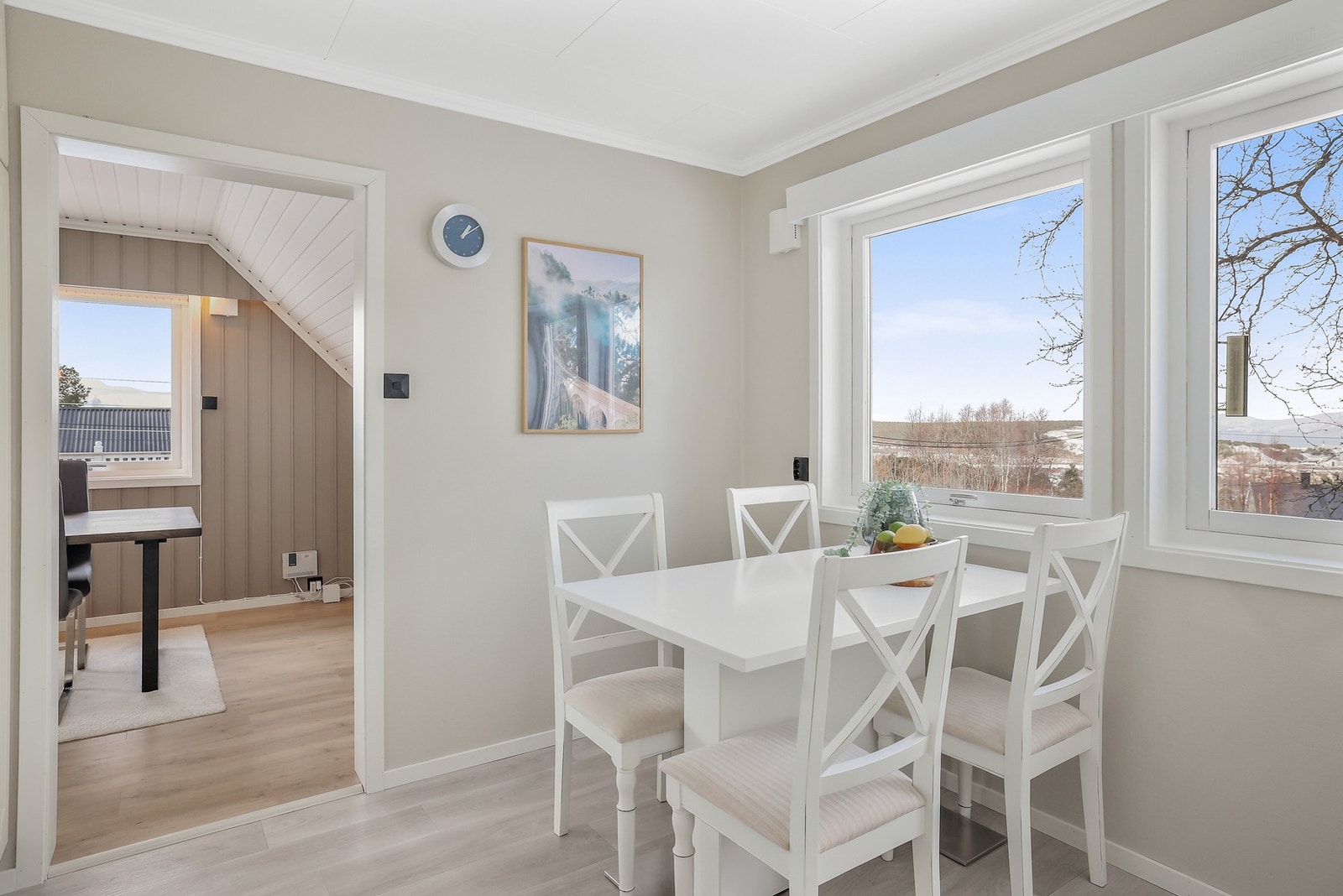 På kjøkkenet er det plass til et spisebord. Galleribilde