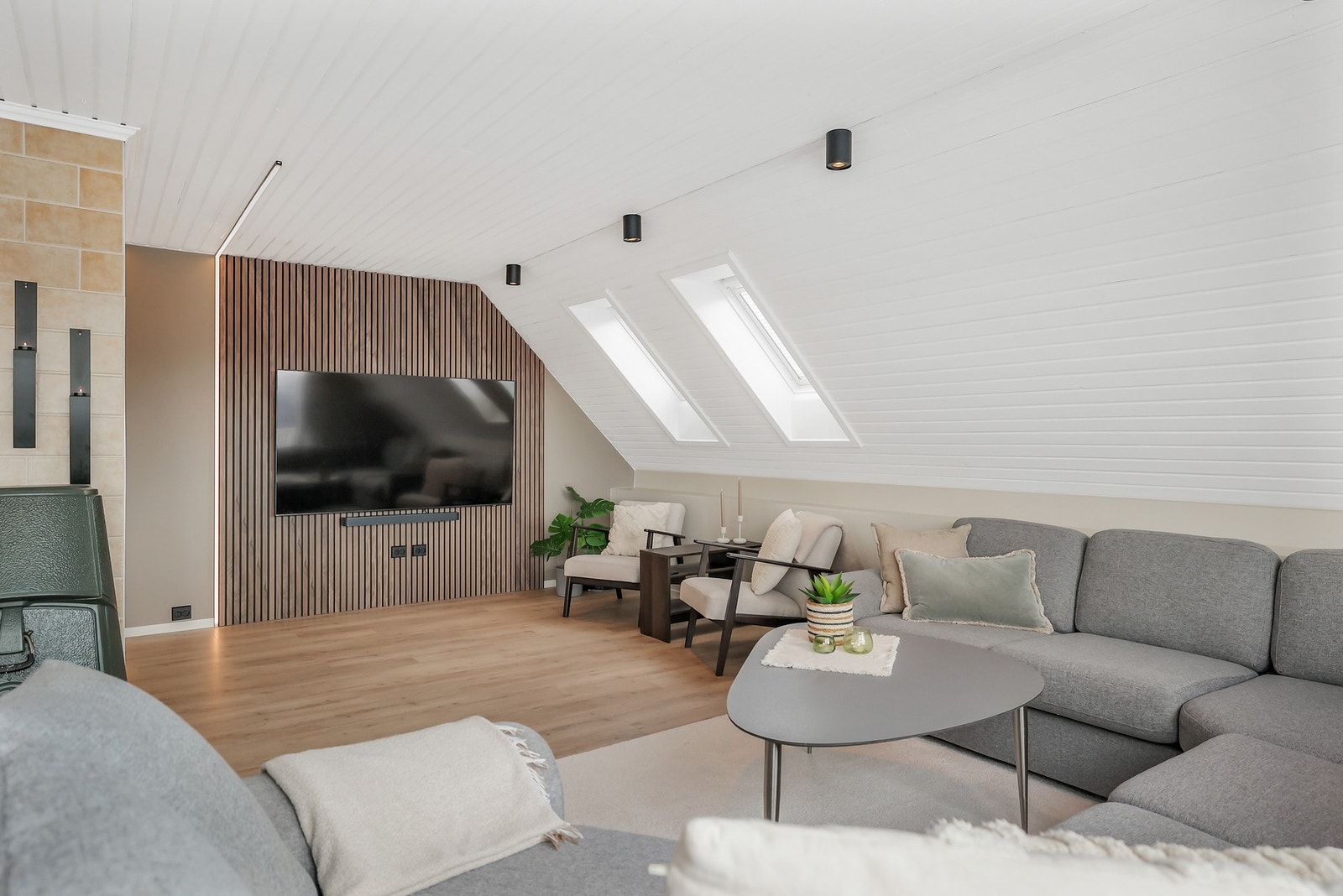 Stuen har en god størrelse med plass til hjørnesofa med tilhørende stuebord. Galleribilde