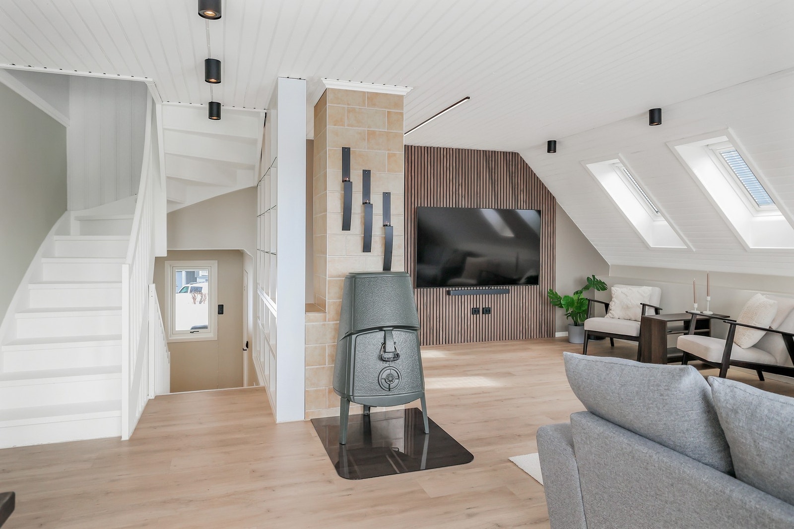 Rommet har praktiske takvinduer som gir godt med naturlig lysinnslipp. Galleribilde