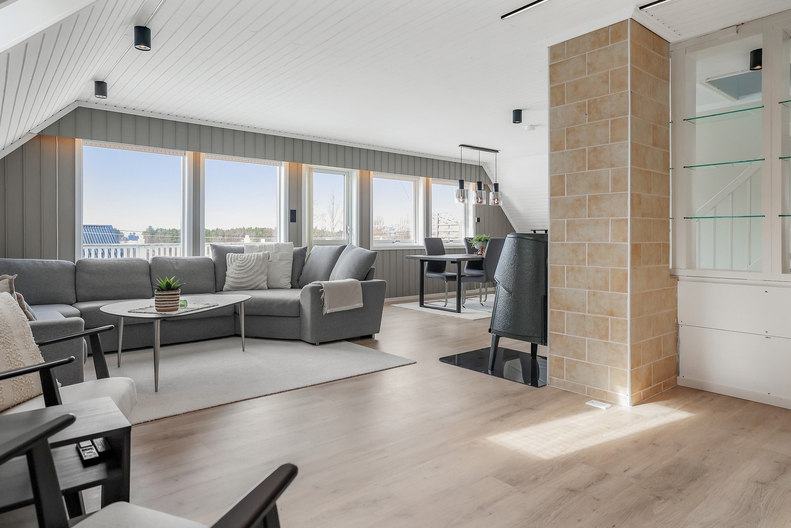 Fra stuen et det utgang til balkong. Galleribilde