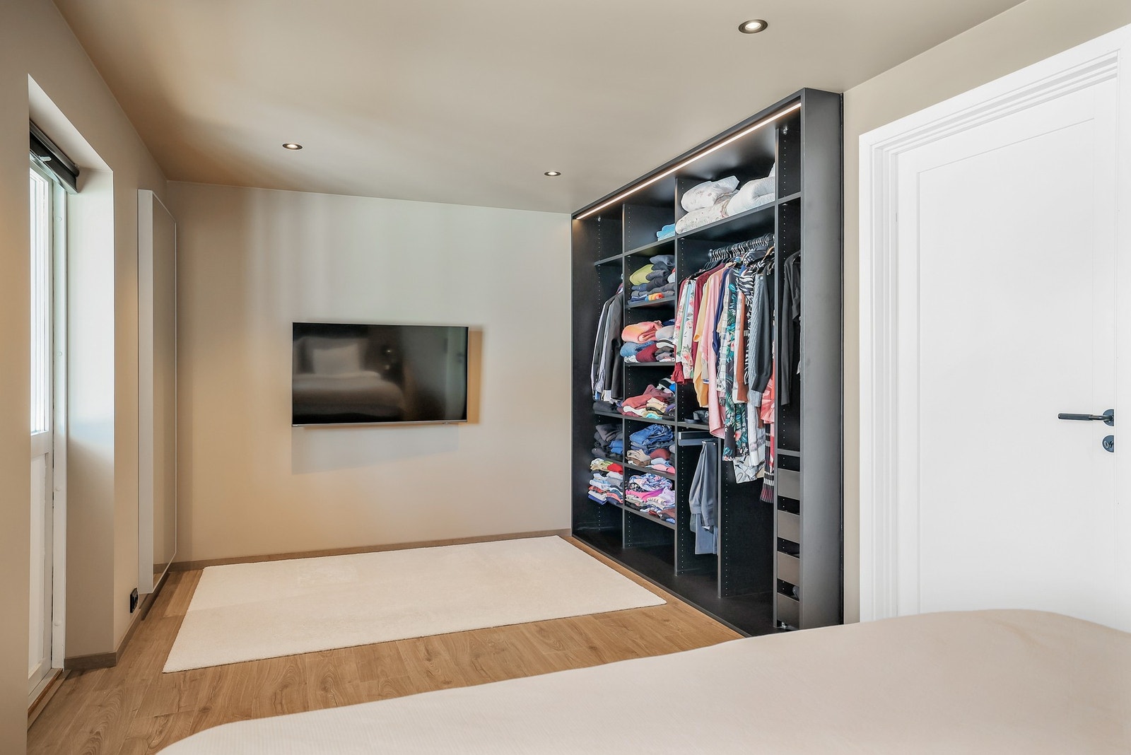 Det er god plass til garderobeløsning og annet ønskelig møblement. (opprinnelig to soverom) Galleribilde