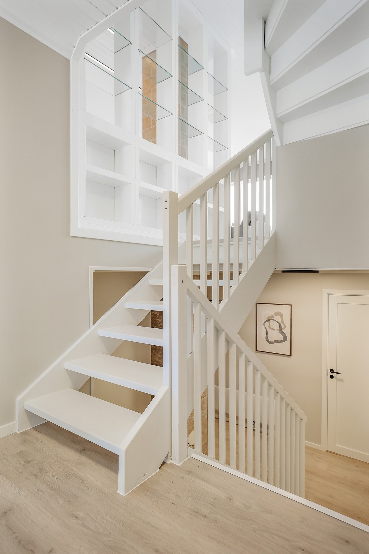 I trappeoppgangen er det en innebygd reol. Galleribilde