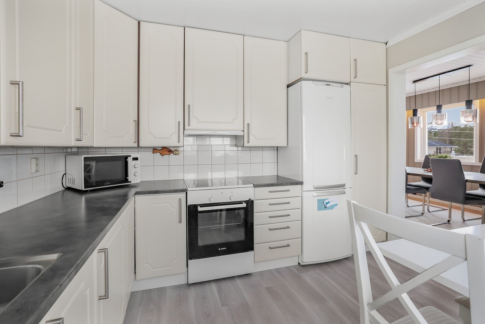 Det er godt med både skap- og benkeplass. Galleribilde