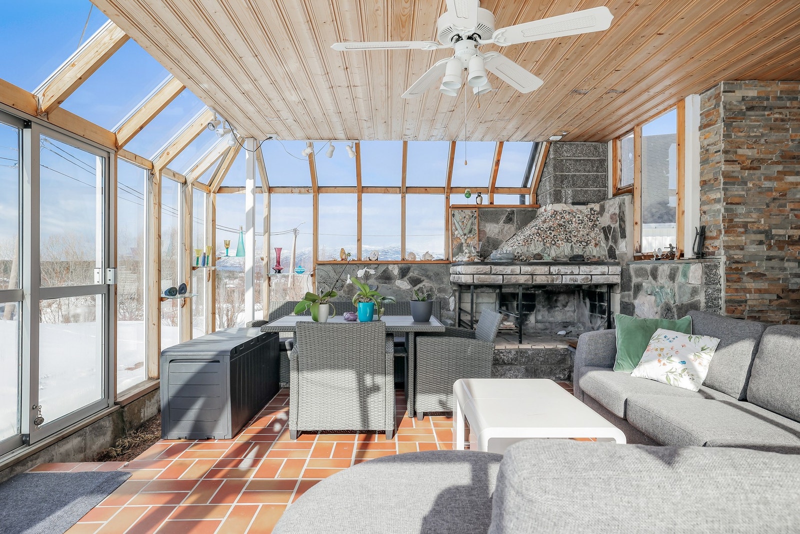 Her kan man sitte og nyte omgivelsene både på sommer- og vinterstid. Galleribilde