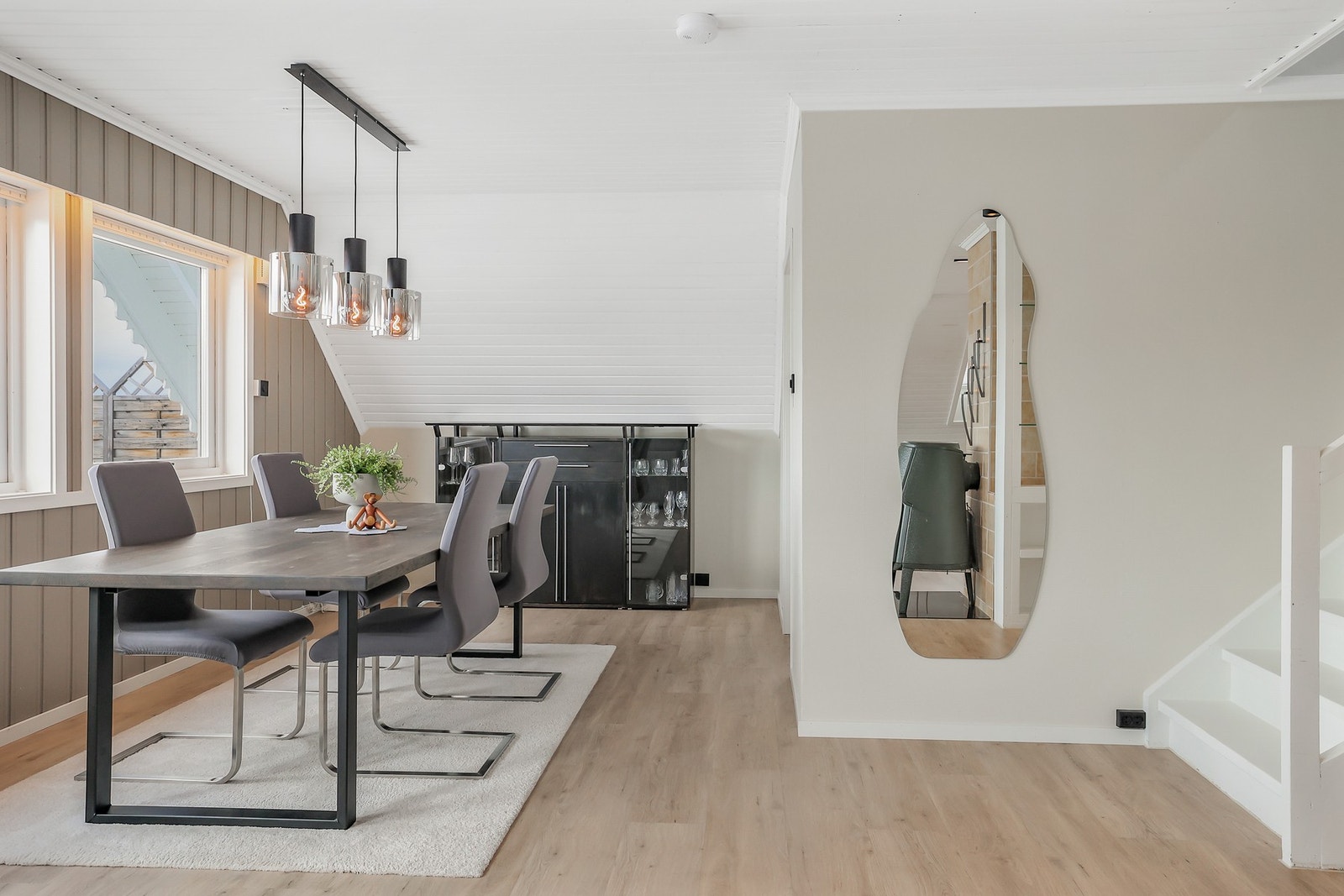 Mellom stuen og kjøkkenet er det god plass til ei spisestue. Galleribilde