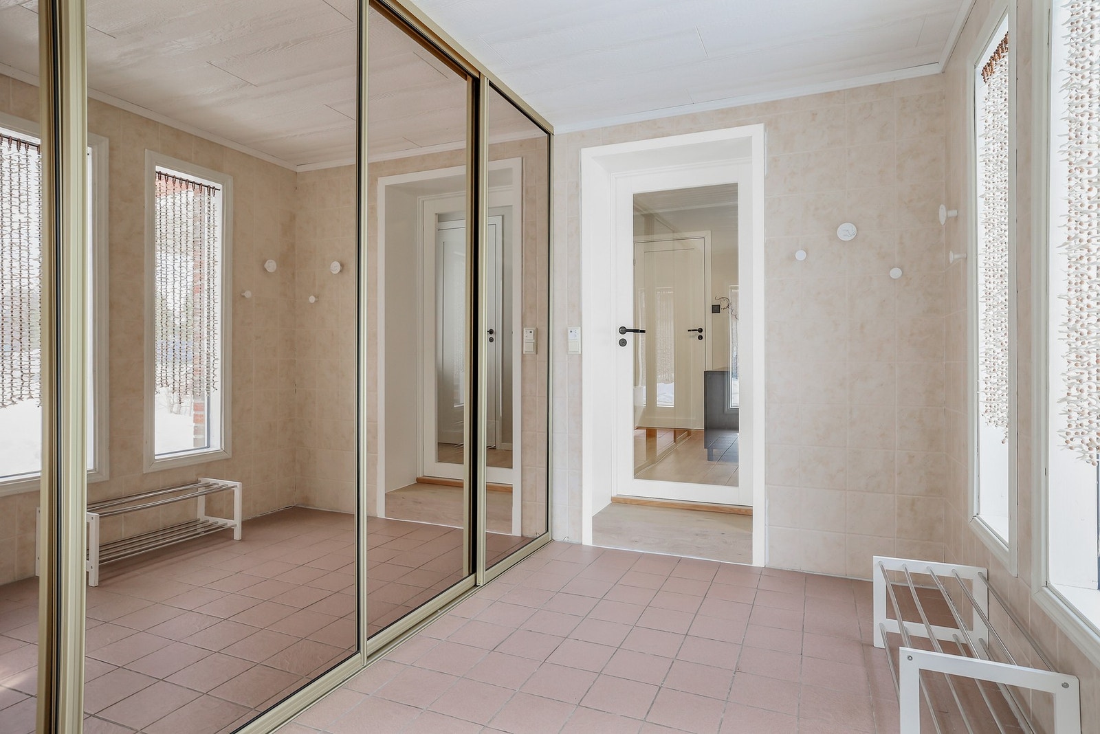 Entréen er flislagt med gulvvarme og har en romslig skyvedørsgarderobe med god plass til oppbevaring og lagring. Galleribilde