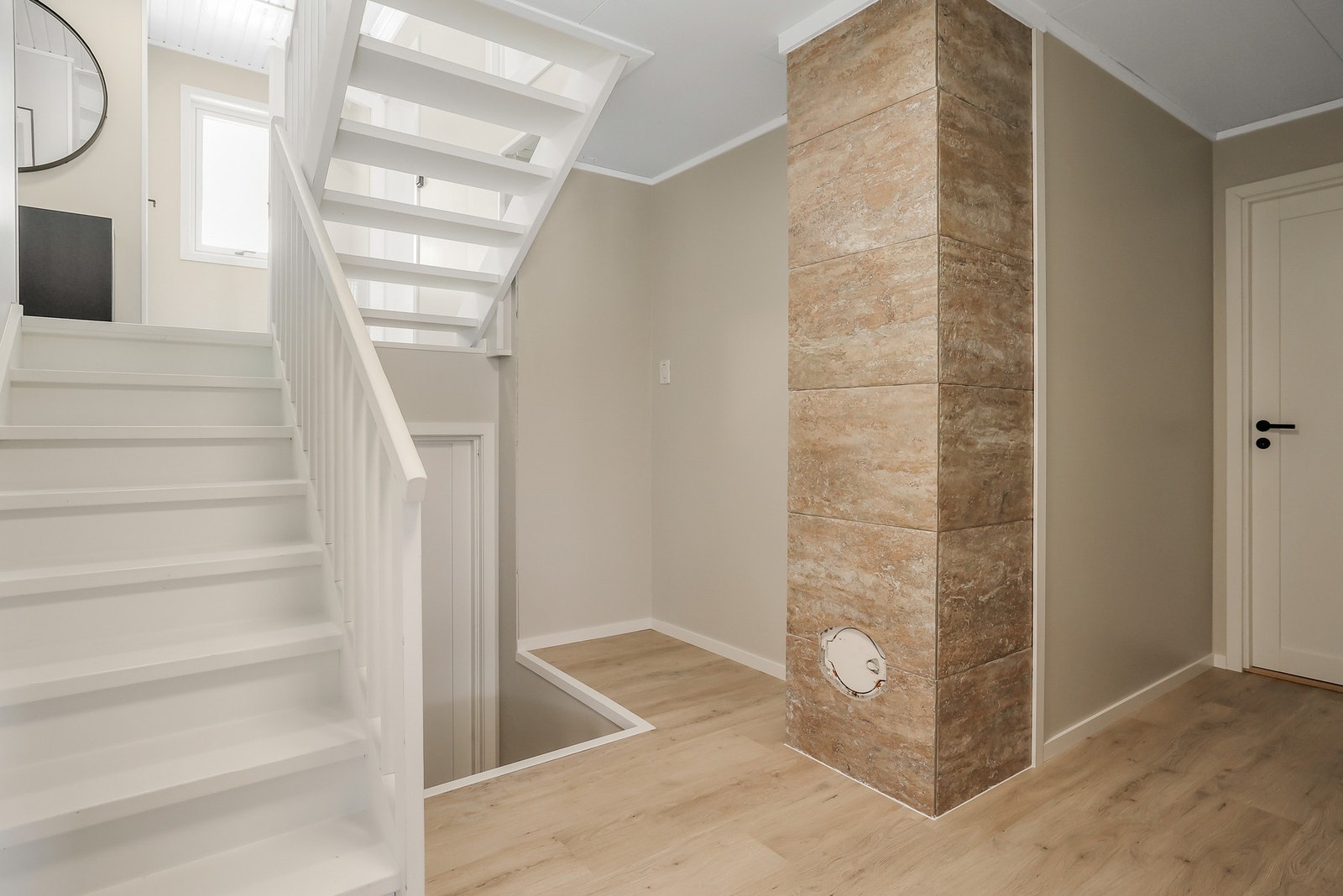 Gang i underetasje. Galleribilde