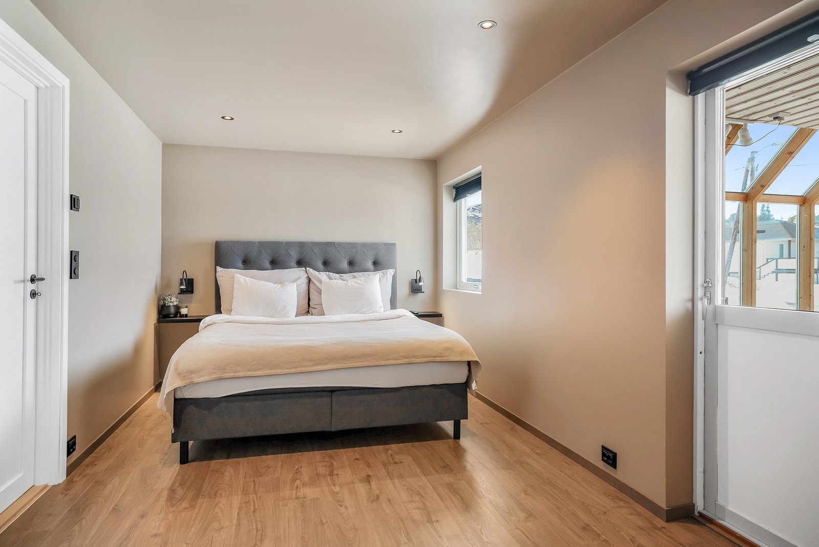 Hovedsoverommet er romslig og har god plass til dobbeltseng med tilhørende nattbord på hver side. Galleribilde