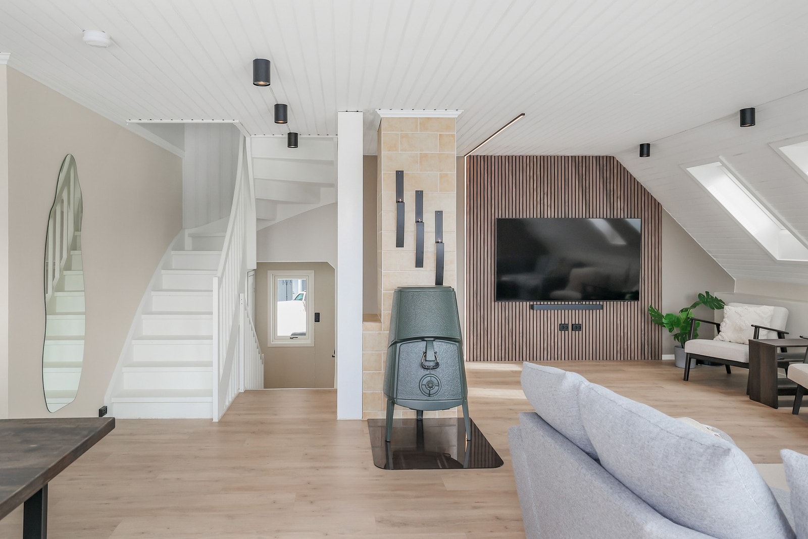 Rommet har en praktisk vedovn som bidrar til en hyggelig oppvarming. Galleribilde