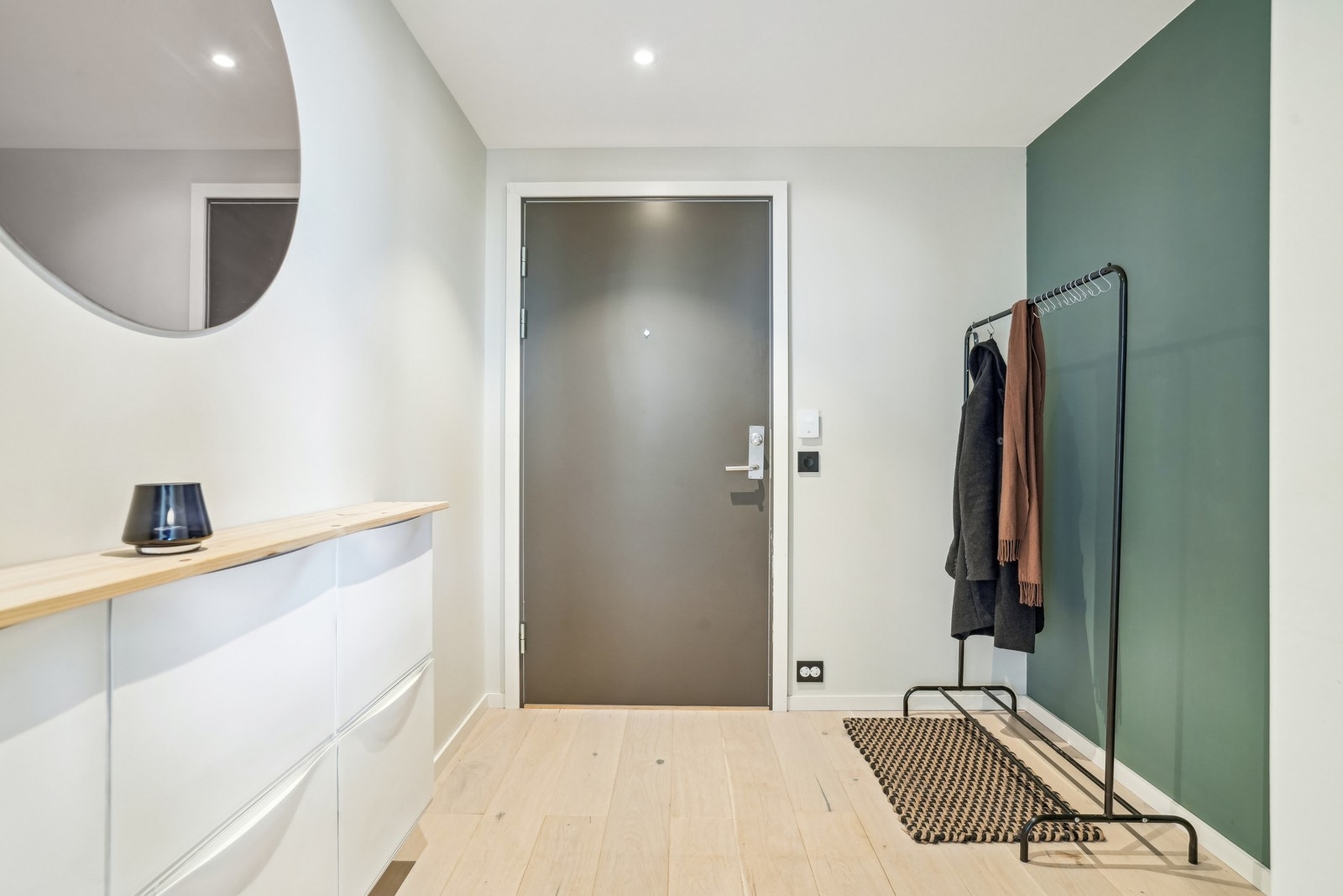 En romslig entré som også har gulvvarme via fjernvarme. Galleribilde