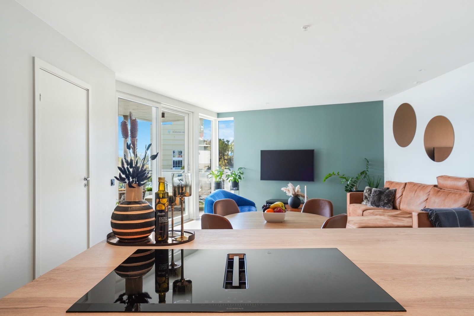 Den integrerte ventilatoren forenkler rengjøringen og sørger for at damp ikke forstyrrer samtaler eller utsyn mot TV-en. Galleribilde