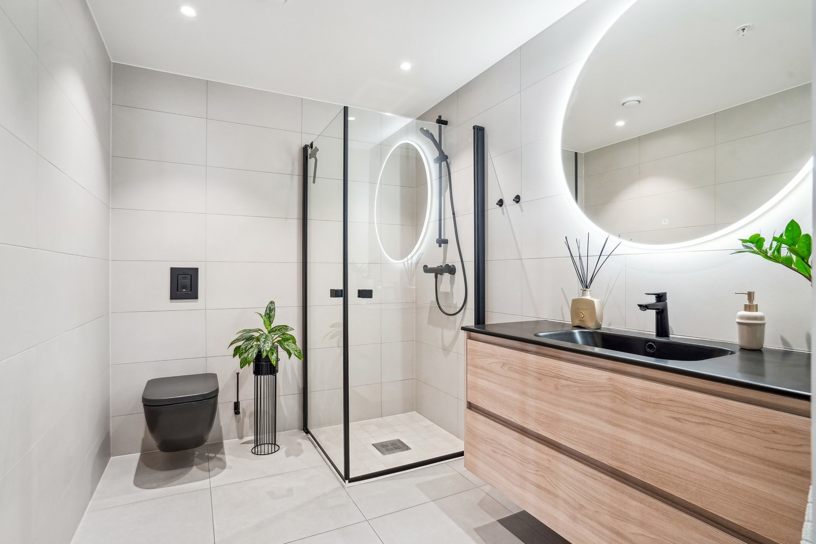 Stilrent, helfliset bad med elektrisk gulvvarme. Badet er et tilvalg gjort av nåværende eier. Oppgraderingene gjelder fliser, toalett, dusjinnredning, servant og speil. Galleribilde