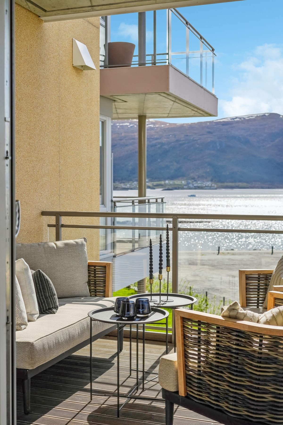 Det er spektakulær utsikt mot fjord, fjell og by. Galleribilde