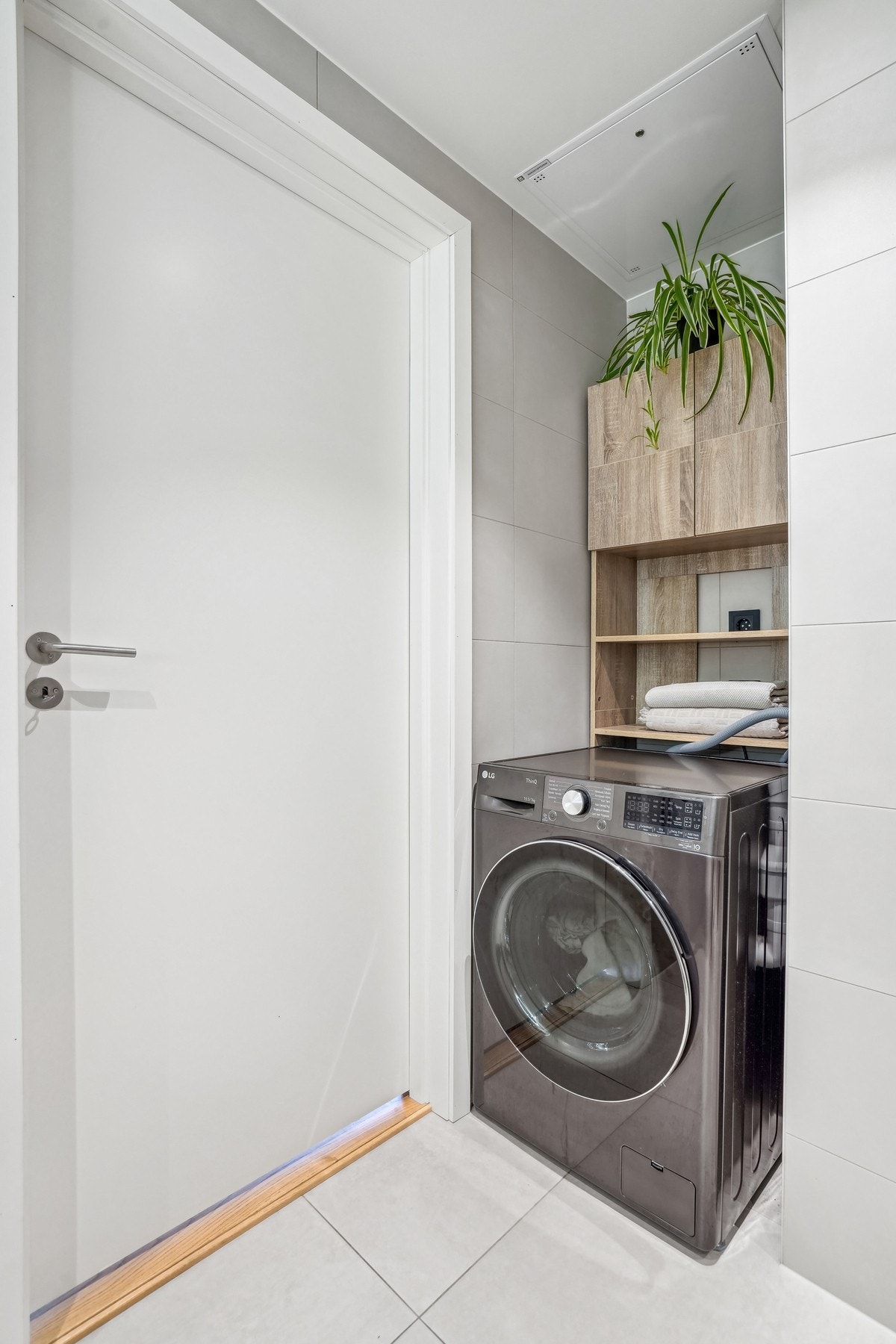 Adkomst til badet. Praktisk lagt opp for vaskemaskin og hylleplass bak. Galleribilde