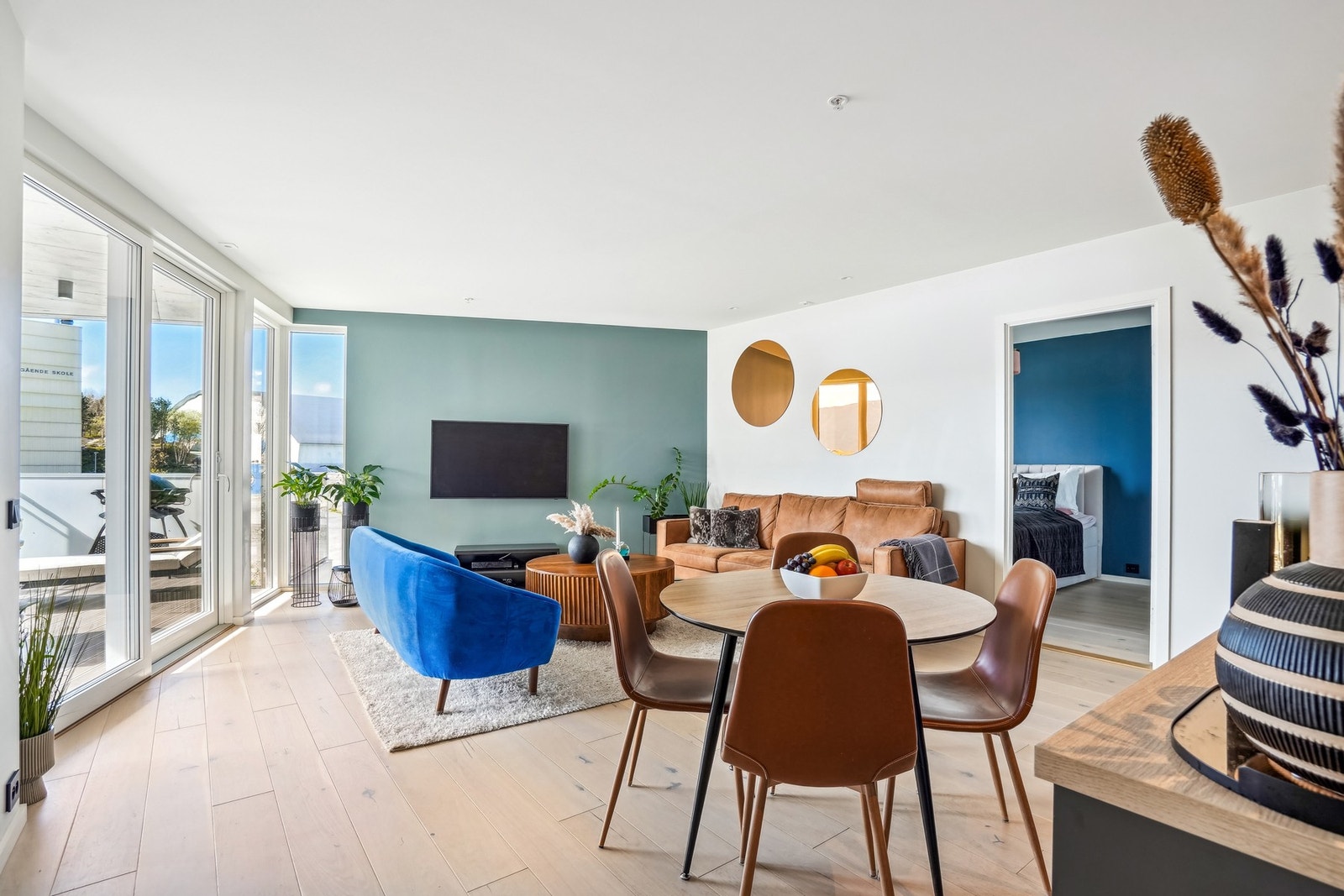 Åpen stue-/kjøkkenløsning. Den gode størrelsen på stuen og kjøkkenet gir en naturlig overgang. Galleribilde