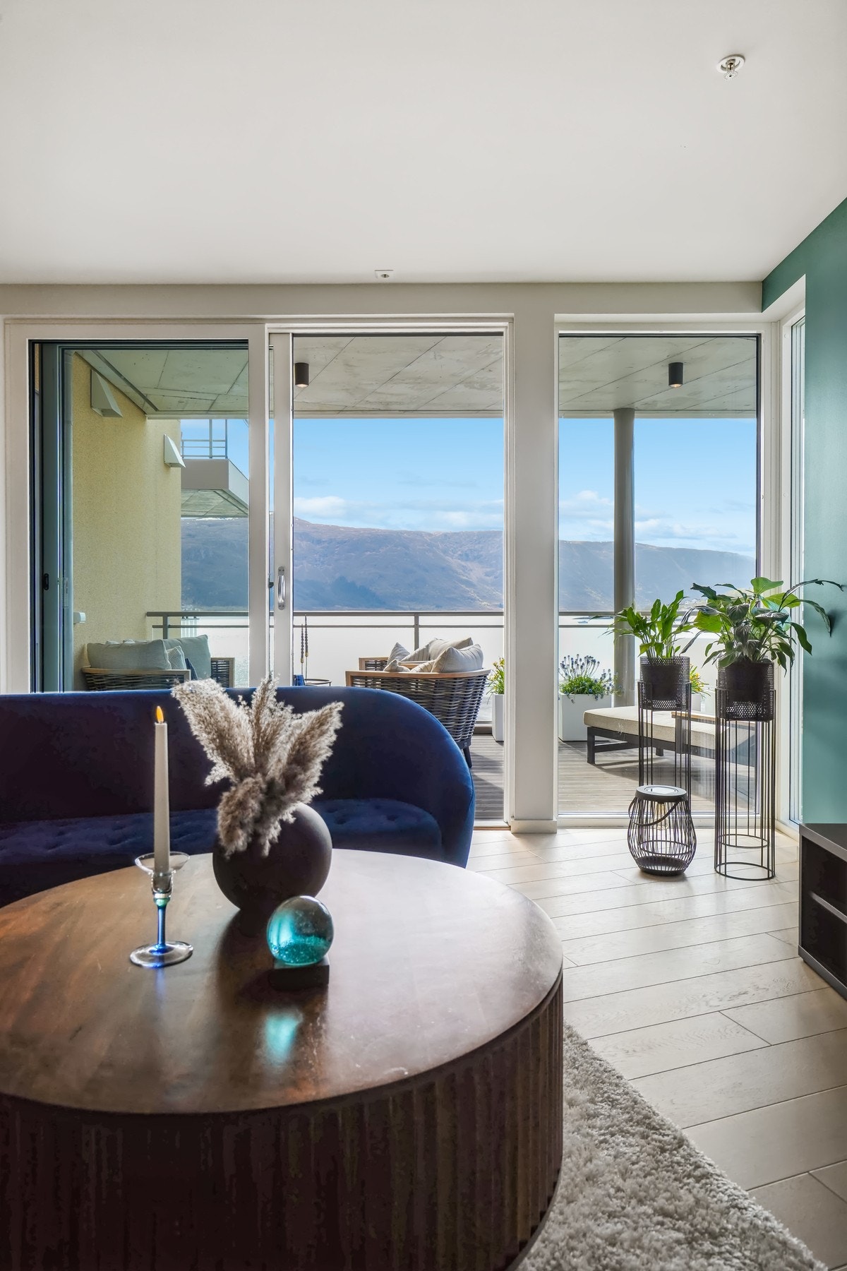 Stue med utsikt. Leiligheten har balansert ventilasjon, og anlegget er plassert i bod/teknisk rom. Galleribilde