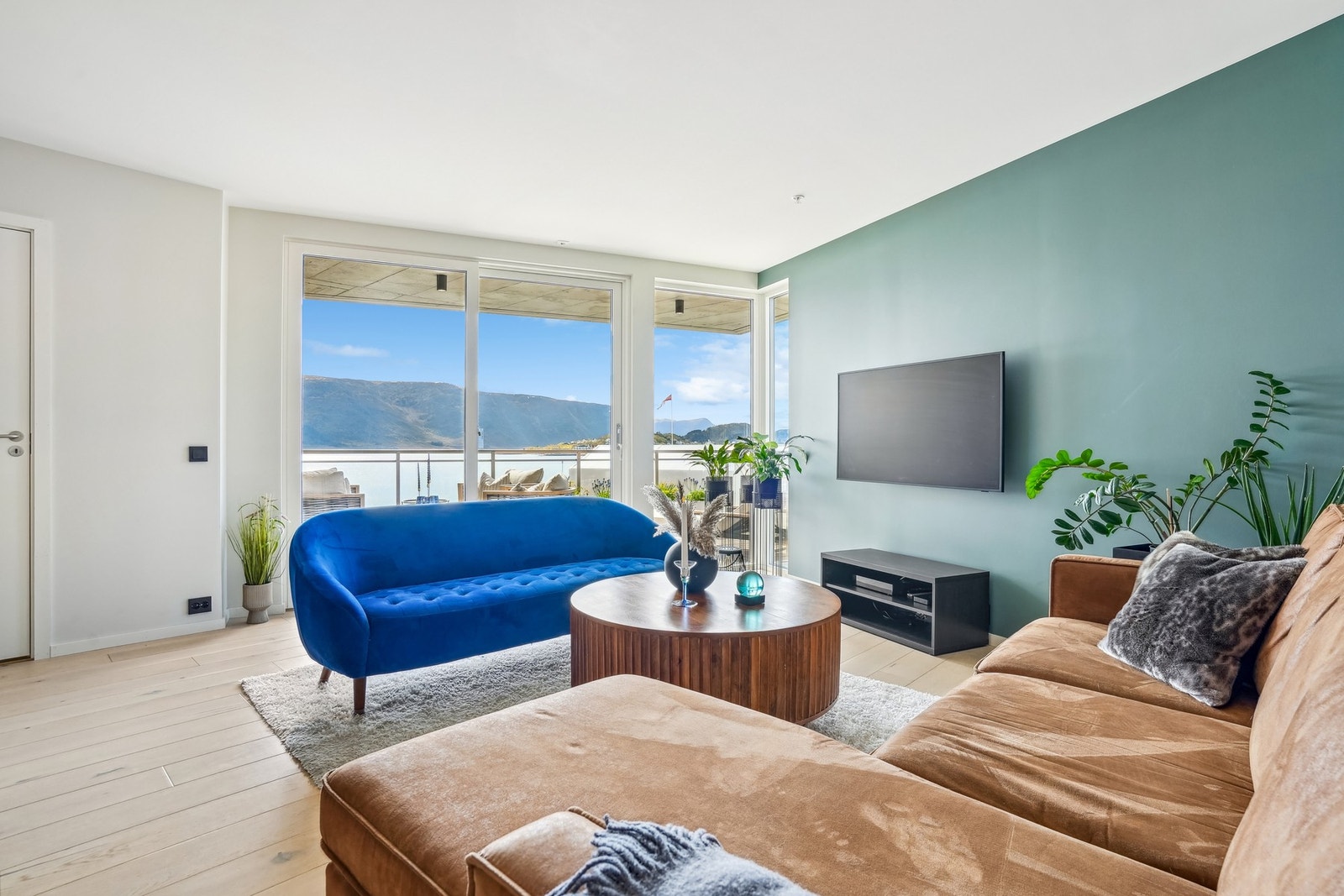 Sjekk den fantastiske utsikten! Leiligheten er oppvarmet med fjernvarme i stue, kjøkken og gang. Galleribilde