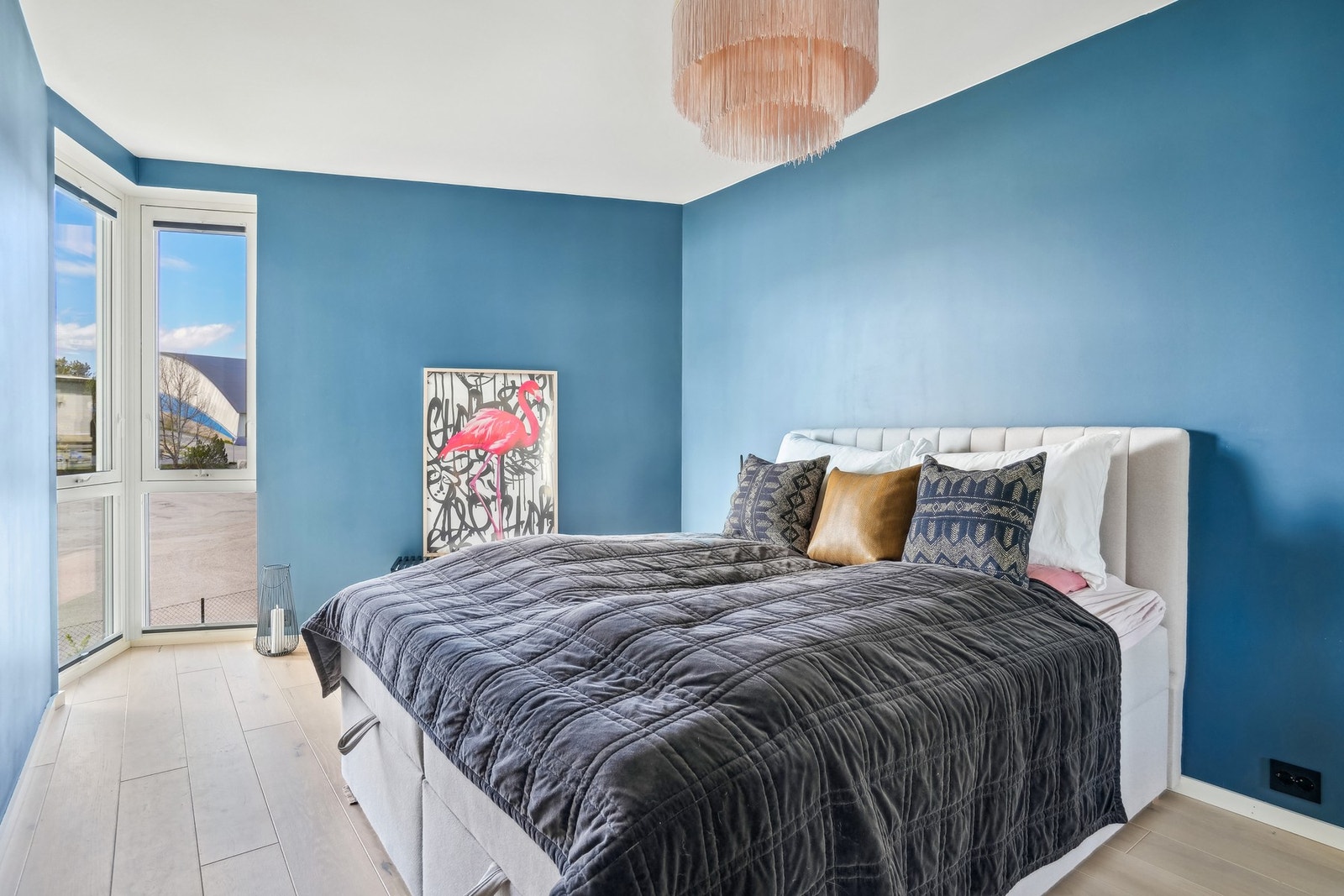 Hjørnevinduer ved soverommet som gjør at utsikten kan også nytes Galleribilde