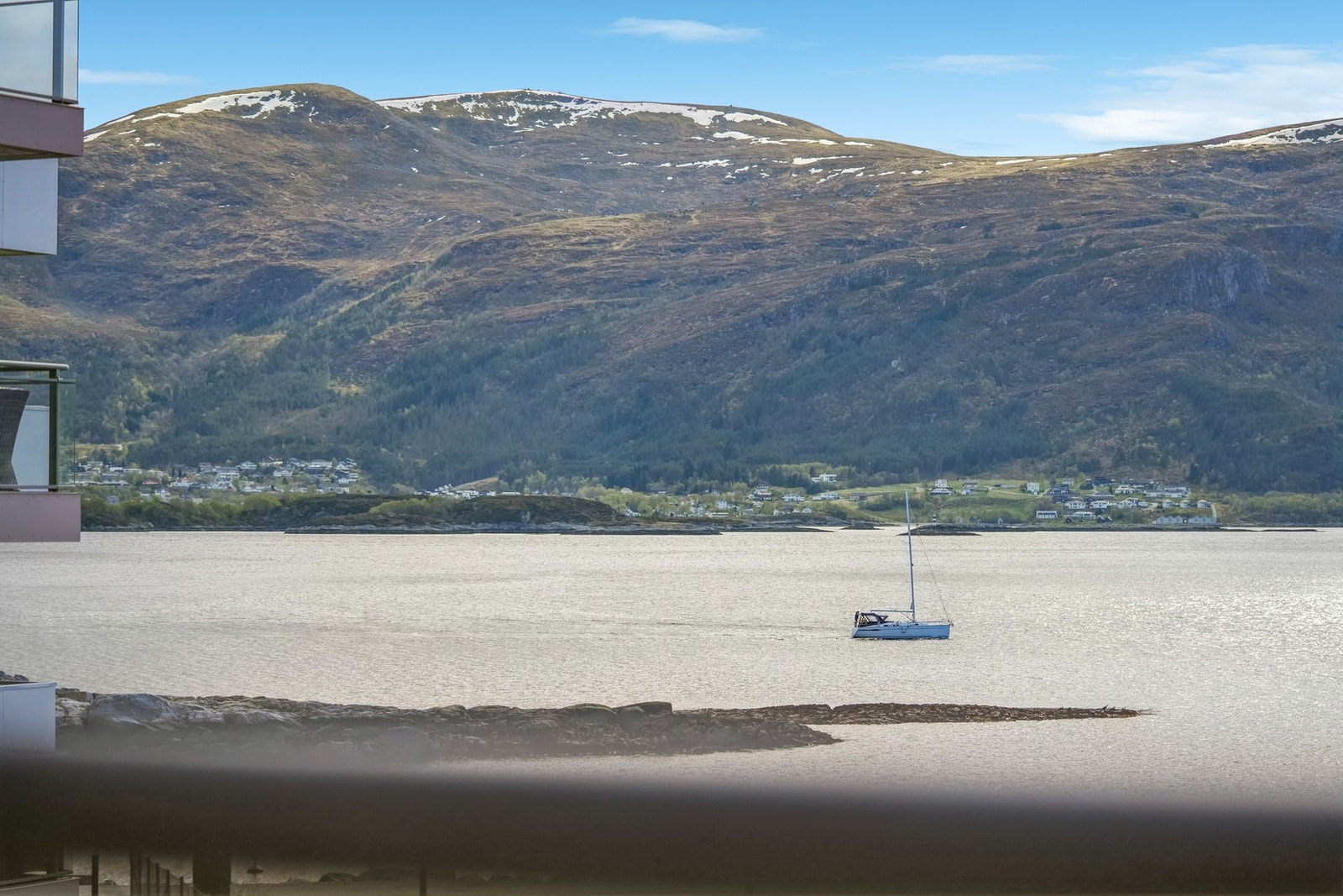 En utsikt man virkelig kan sette pris på, med spektakulær utsikt over både fjellene og fjorden Galleribilde