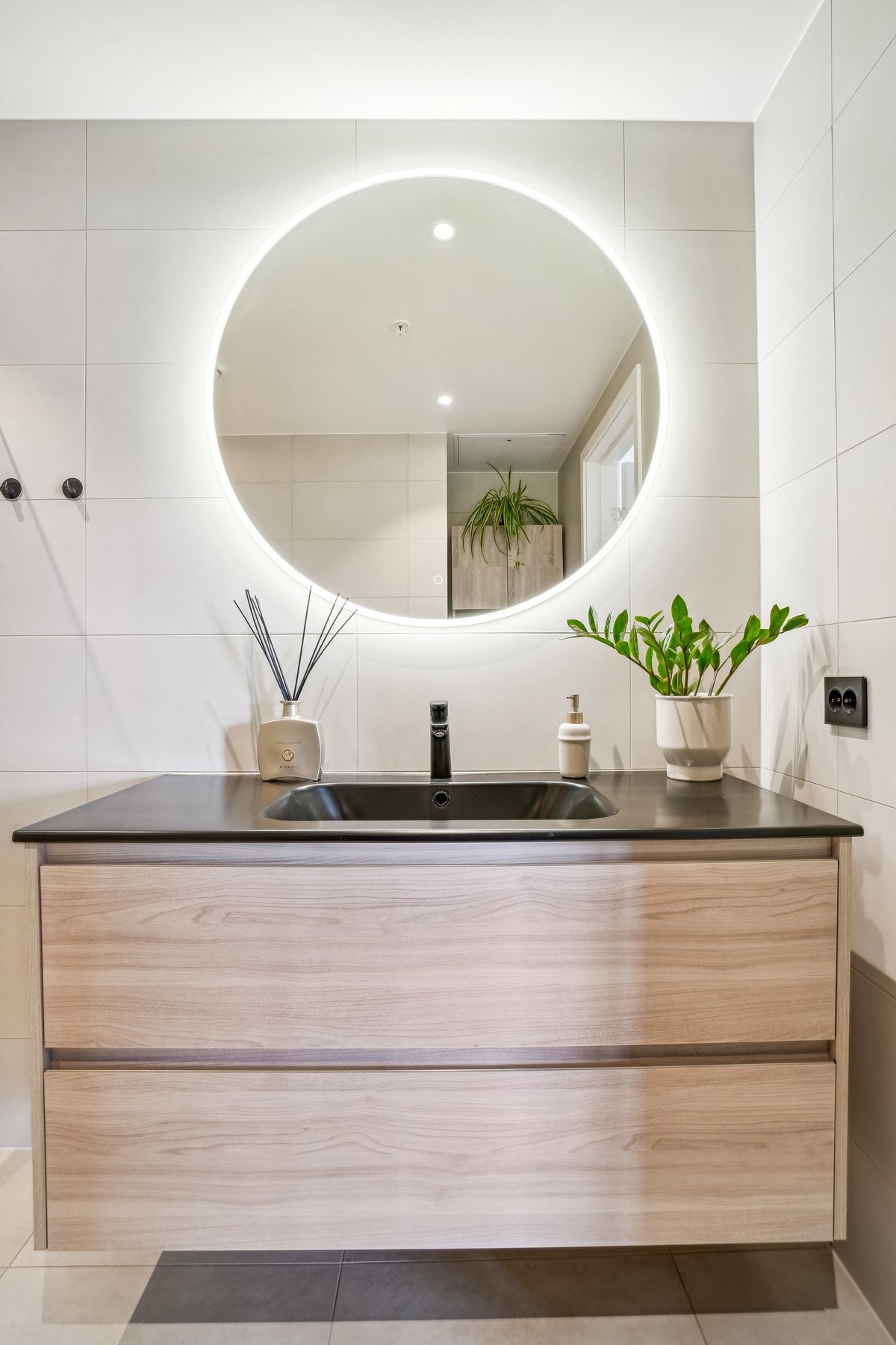 Flott servant med god skapplass og et speil med belysning rundt. Galleribilde