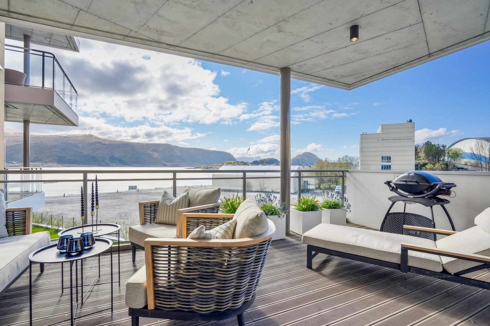 Perfekt for sene sommerkvelder - utstyrt med både belysning og utendørs stikkontakter. Galleribilde