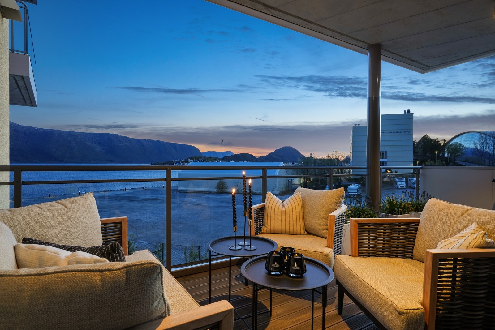 Fra balkongen kan man følge Borgundfjordfisket og Slinningsbålet. Galleribilde