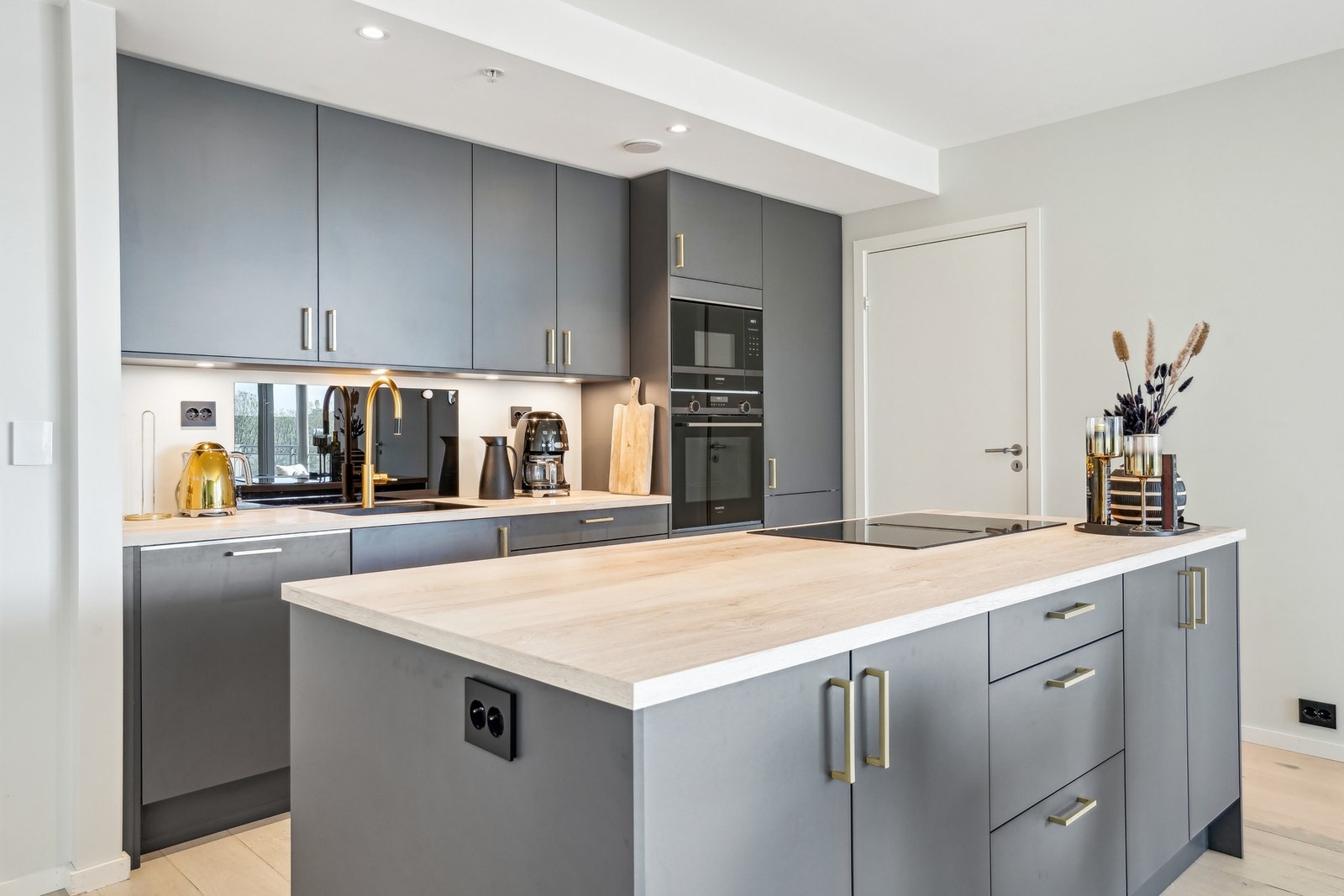 Lekkert kjøkken som er påkostet av nåværende eier. Galleribilde