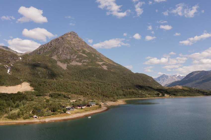 Sjøvassbotn byr på et fredelig og naturskjønt landskap med kort vei til fjell, skog og sjø. Her er det flotte forhold for både toppturer, fisking og padling.