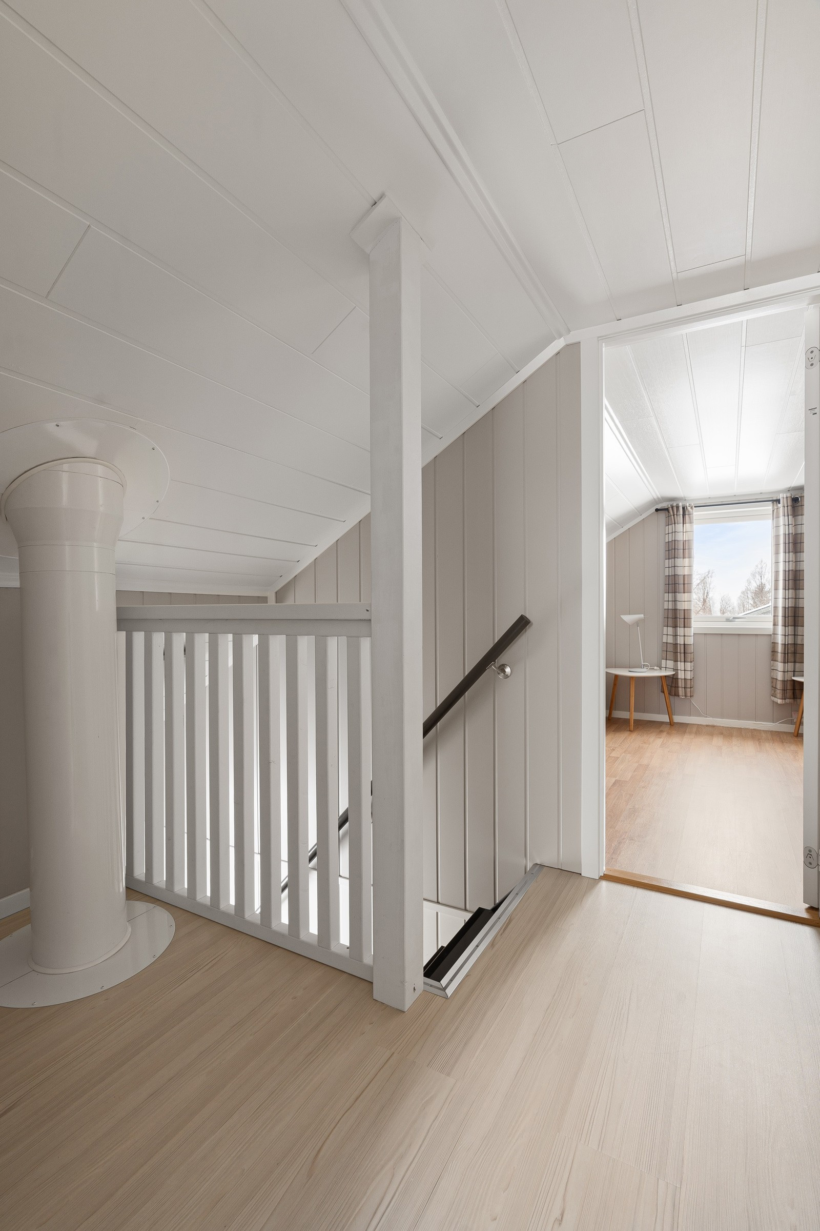 Trappa tar deg opp til loftsetasjen.